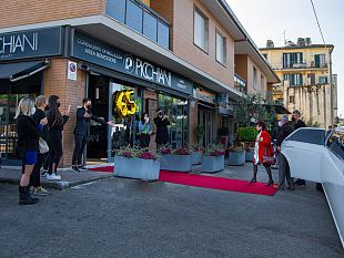 cliente-da-65-anni-il-parrucchiere-va-a-prenderla-in-limousine