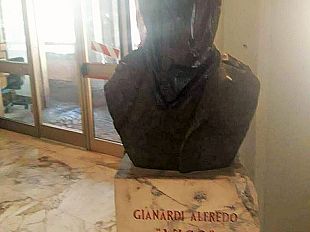 massa-busto-partigiano-coperto-con-un-sacco-di-plastica