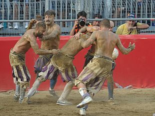 calcio-fiorentino-paliotto-ai-bianchi-ma-che-partita-con-gli-azzurri