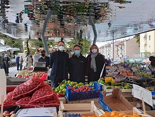 mercato-dellisolotto-che-bella-la-pensilina-a-specchio