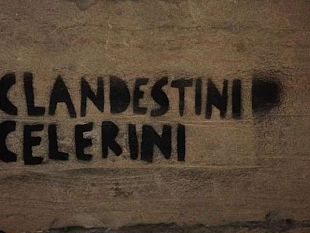 scritta-contro-la-polizia-sulla-facciata-di-palazzo-vecchio