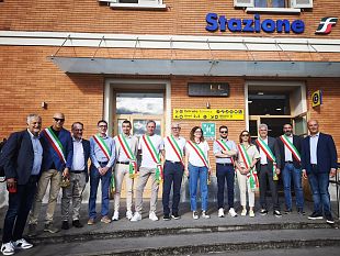 flash-mob-alla-stazione-santa-maria-novella-per-i-treni-in