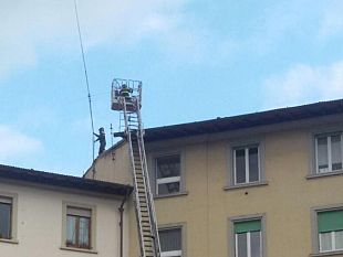 antenna-pericolante-polizia-municipale-in-piazza-alberti