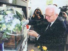 a711061523-enzo-biagi-ai-funerali-in-emilia-anche-il-gonfalone-della-citta-di-indro-montanelli
