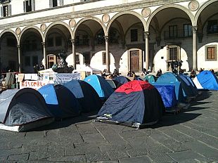 b111141500-indignati-in-piazza-a-firenze-e-il-pdl-insorge-per-l-imprevisto-bivacco