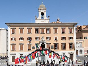 b204271858-al-29-tan-sventolano-le-bandiere-di-20-nazioni