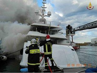 b308212344-livorno-fiamme-su-uno-yacht