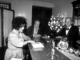 b103232031-liz-la-diva-dagli-occhi-viola-a-spasso-per-firenze