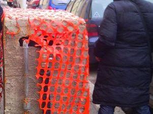 a903012124-strade-un-contatore-del-gas-in-mezzo-al-marciapiede-di-via-dell-arcovata