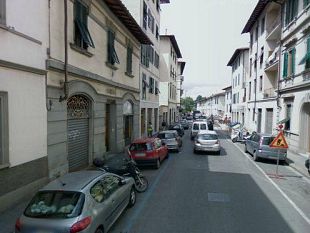 b211242131-tenta-il-furto-e-danneggia-dieci-auto-in-sosta-arrestato