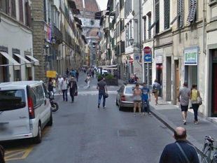 rissa-di-notte-in-via-dei-servi-quattro-volanti-della-polizia-e-un-ambulanza