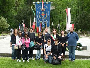 a905121450-viaggio-della-memoria-nei-campi-di-sterminio-gli-studenti-fiorentini-fronteggiati-dai-neonazisti