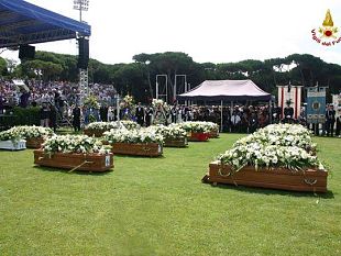 a907072251-viareggio-solenni-funerali-di-stato