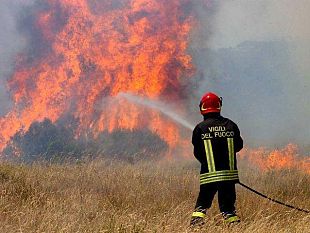 incendi-in-corso-in-lucchesia-bonifiche-avviate-a-montignoso-e-castellazzara