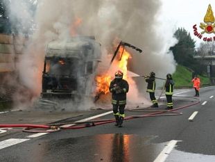 autostrada-a1-bloccata-tamponamenti-e-tre-camion-in-fiamme
