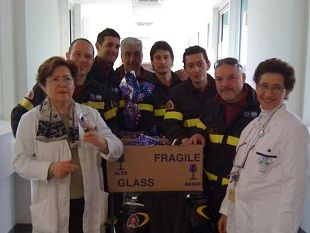 b004031732-dai-vigili-del-fuoco-di-firenze-uova-di-pasqua-in-dono-ai-piccoli-del-meyer