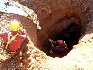 b001181454-cade-in-un-pozzo-mentre-cerca-minerali-salvato-dai-vigili-del-fuoco