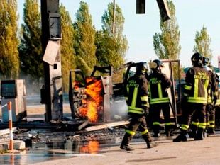 a908181251-camper-a-gpl-prende-fuoco-mentre-rifornisce