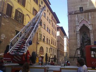 b402101549-si-stacca-stemma-da-palazzo-gondi-ferito-un-passante