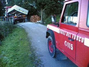 b001242013-camion-rischia-di-finire-in-una-scarpata-intervento-dei-vigili-del-fuoco