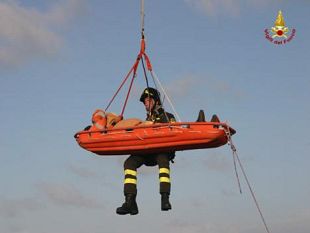 b001041453-vigili-del-fuoco-soccorrono-un-operaio-nella-stiva-di-una-nave