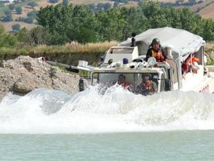b001071514-vigili-del-fuoco-soccorrono-due-persone-sorprese-dalla-piena-di-un-torrente