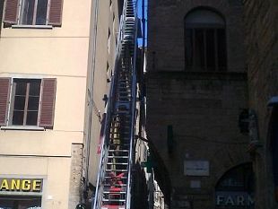 b202061355-stalattiti-sui-tetti-di-firenze-pericolo-per-i-passanti