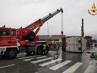 b011242220-prato-ribaltamento-di-un-autoarticolato