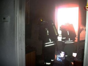 incendio-in-un-appartamento-due-vigili-salvano-un-anziano