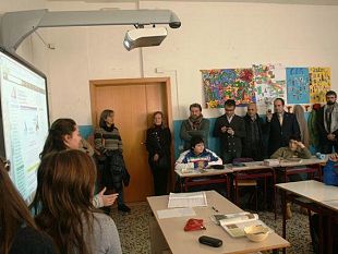 b112251833-il-club-leonardo-da-vinci-regala-una-lavagna-interattiva-alla-scuola-media