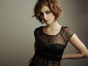 b208031455-violante-placido-nei-panni-di-musicista-a-bagno-vignoni