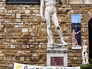 andra-tutto-bene-striscione-in-piazza-signoria-domani-alle-12-flash-mob