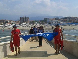 lido-di-camaiore-in-festa-per-la-consegna-della-bandiera-blu-2014