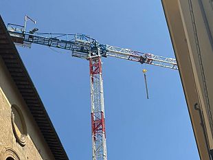 tolta-quella-degli-uffizi-spunta-unaltra-gru-in-centro