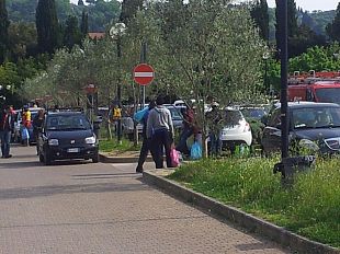 presidio-di-forza-italia-al-parcheggio-di-careggi-invaso-da-venditori-abusivi-4f6-5d0