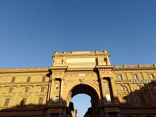 fff-e-sardine-in-piazza-repubblica-si-alza-il-vento-della-protesta