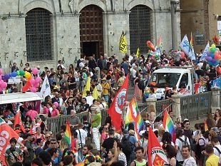 toscana-pride-siena-invasa-dai-colori-dellarcobaleno