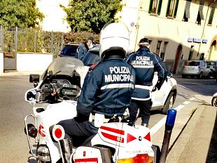 guidava-scooter-senza-patente-spacciandosi-per-il-fratello