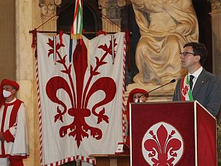 nardella-fa-gli-auguri-a-firenze-suonando-il-violino