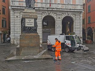 coronavirus-in-un-giardino-per-tagliarsi-i-capelli-denunciati-dalla-polizia-municipale