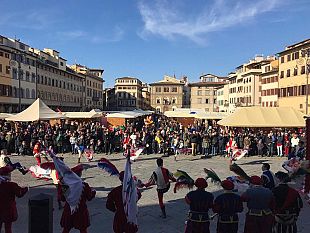 cresce-il-mercato-di-natale-weihnachtsmarkt-in-santa-croce