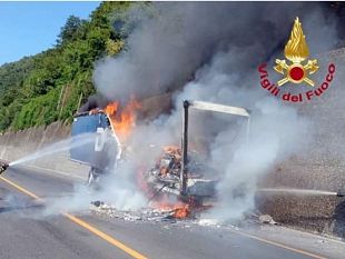tir-a-fuoco-in-autostrada-traffico-bloccato