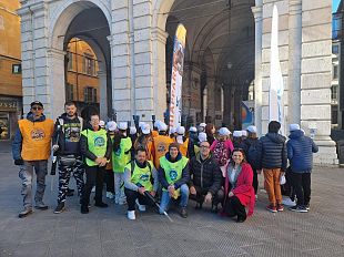pisa-studenti-a-caccia-di-mozziconi-per-le-strade-della-citta