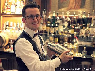 i-bracciali-simbolo-di-firenze-al-polso-di-bartender-e-barlady