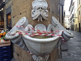 oltrarno-di-firenze-fontana-dello-sprone-legata-per-sicurezza