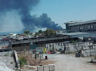 viareggio-violento-incendio-in-rimessaggio-di-imbarcazioni