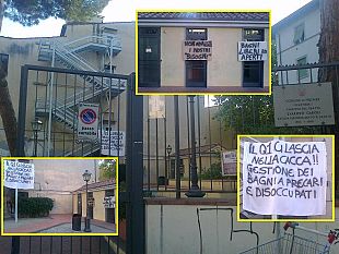 b208221523-piazza-dei-ciompi-senza-bagno-pubblico-lamentele-appese-al-lenzuolo