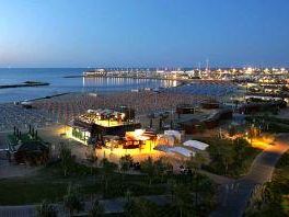 a702231913-carrara-premia-le-piu-belle-piscine-d-italia