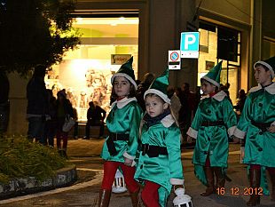 b212182026-nel-fine-settimana-nelle-strade-del-centro-storico-sfilano-i-babbo-natale