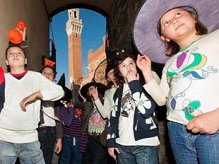 b110221518-trekking-urbano-a-siena-anche-i-piu-piccoli-riscoprono-il-risorgimento